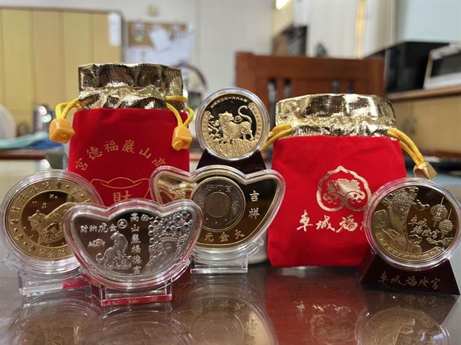 農曆春節將至，屏東車城福安宮、恆春福德宮除都印製虎年平安錢母要發送外，也都復辦「除夕拜頭香」，但仍視疫情滾動式調整。（謝家潾攝）