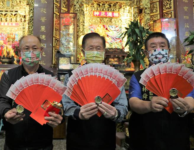 農曆春節將至，屏東車城福安宮印製逾10萬枚平安錢母，將從除夕發到初五。（謝佳潾攝）