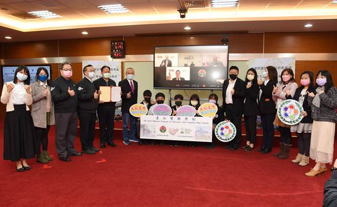 簽署合作備忘錄後合影。（苗栗縣府提供／李京昇苗栗傳真）