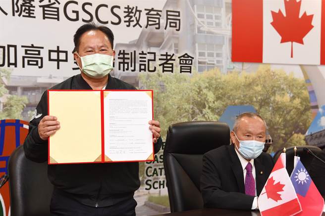 教育處長邱廷岳代表簽署。（苗栗縣府提供／李京昇苗栗傳真）