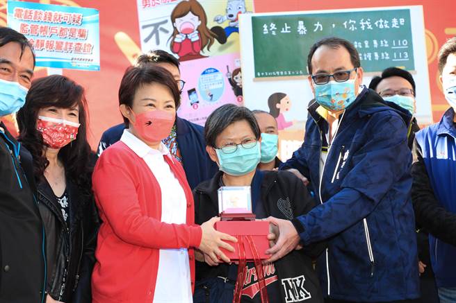 市长卢秀燕（左2）当场抽出纯黄金「小金虎」奖项，陈姓幸运女得主（右2）开心领奖并与市长合照。（台中市政府提供／张妍溱台中传真）