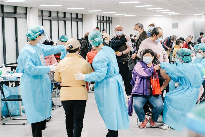 北市去年1至11月新冠肺炎個案達5085人，疫苗第1、2劑接種率達7成5。圖為民眾接種第3劑疫苗。（郭吉銓攝）