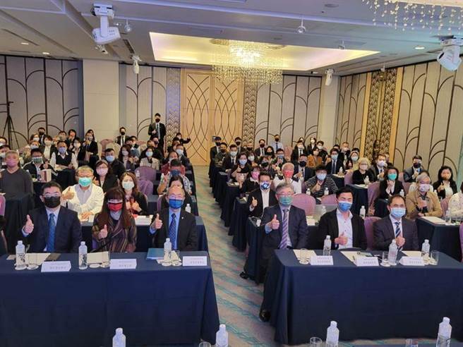 （富住通商用不動產19日舉辦2022商用不動產市場研究發表會，國立屏東大學不動產經營學系主任張桂鳳(前排左二起)、富住通董事長莊明昇等產官學與會。圖／顏瑞田）