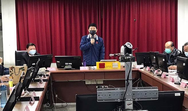 中陽集團商業不動產事業總經理葉家揚19日代表中陽集團，捐出30組太陽能LED爆閃警示燈，供霧峰分局應用。（霧峰分局提供／黃國峰台中傳真）