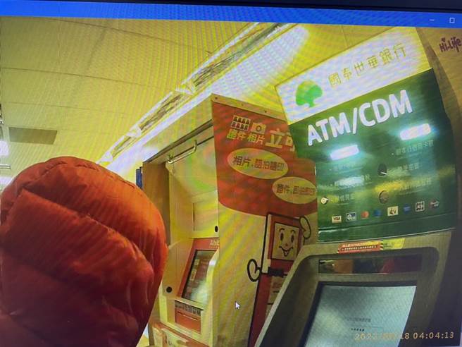 萬華警18日凌晨查獲，一名楊姓女子竊走客人的提款卡盜領金錢。（民眾提供）