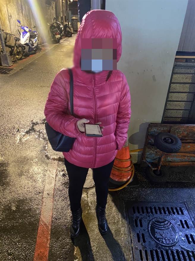 楊姓女子18日凌晨在提款機前不斷進行操作且包的密不透風，引來警方的關注。（民眾提供）