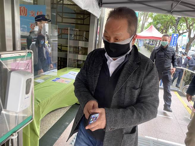 東森媒體集團總裁王令麟遭檢方起訴，送禮涉賄賂獄政官員，台北地方法院一審將王判刑2年2月，台灣高等法院二審19日開庭，王令麟應訊時否認犯罪，他說只是過年三節送禮的禮品，並無行賄意圖，請求法官判他無罪。林偉信攝