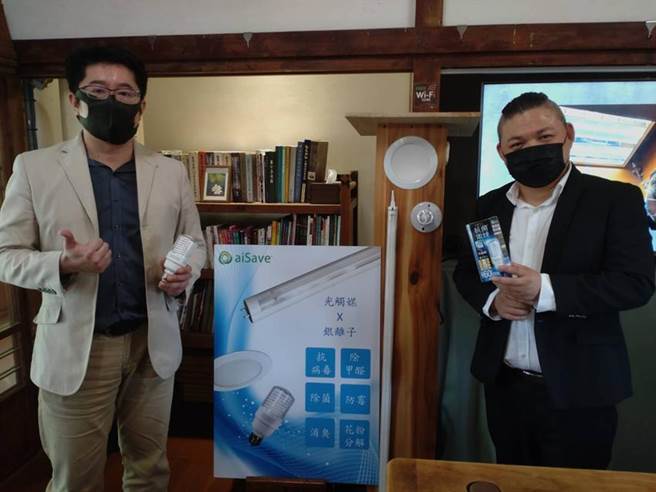 郡翔科技执行长卓裕文(右)销售的一款「aiSave抗菌照明灯」，由台湾厂商生产，并在日本广泛被使用。图／曾丽芳