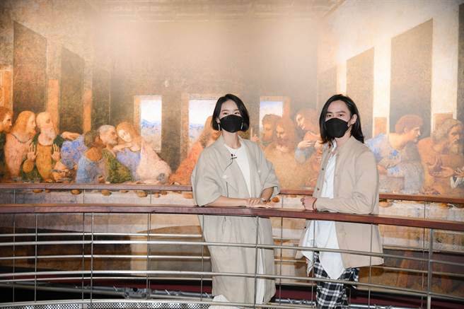 鍾瑶、田士廣開箱體驗「會動的文藝復興 沉浸式光影藝術展」。（三立提供）