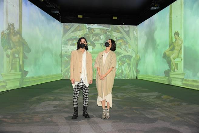 鍾瑶、田士廣開箱體驗「會動的文藝復興 沉浸式光影藝術展」。（三立提供）