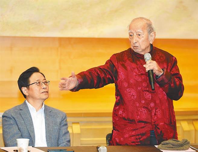 有「鬼王」之称的国宝级鬼故事大师司马中原（右）。（本报资料照片）
