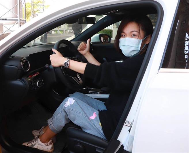 汉神百货周年庆祭出市价156万Mercedes-Benz A180，110万分之一的幸运儿出炉，是一名家庭主妇的郭姓常客。（柯宗纬翻摄）