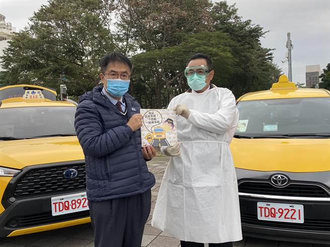 台南市长黄伟哲(左)今天宣布取消春节发红包行程。(本报资料照片)