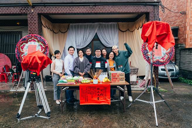 《阿媽》演員王可元（右起）、廖怡祾、朱宥琳、導演吳旻炫、陳文彬、陳仙梅、馬國賢、陳雅慧出席開鏡儀式。(公視台語台提供)