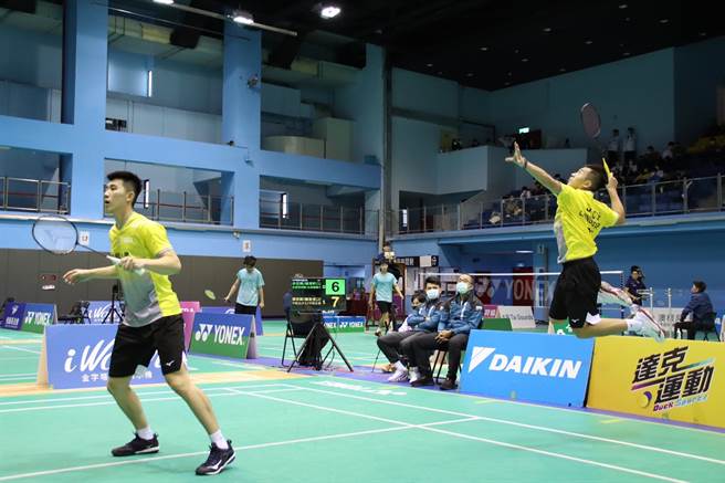 中租北市大叶宏蔚（左）、中租企业苏敬恒（右）勇夺111年度第一次全国羽球排名赛男双冠军。（中华羽协提供）