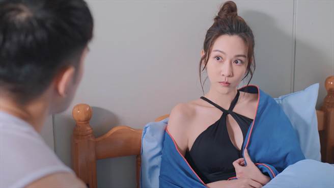 曾莞婷湿身被纪言恺抱到保健室。（TVBS提供）