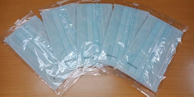 前年2月台湾爆发本土新冠疫情，一时间口罩成为稀缺的防疫物资，民眾须以实名制购买，且限制每次仅能买5至7片。（资料照）