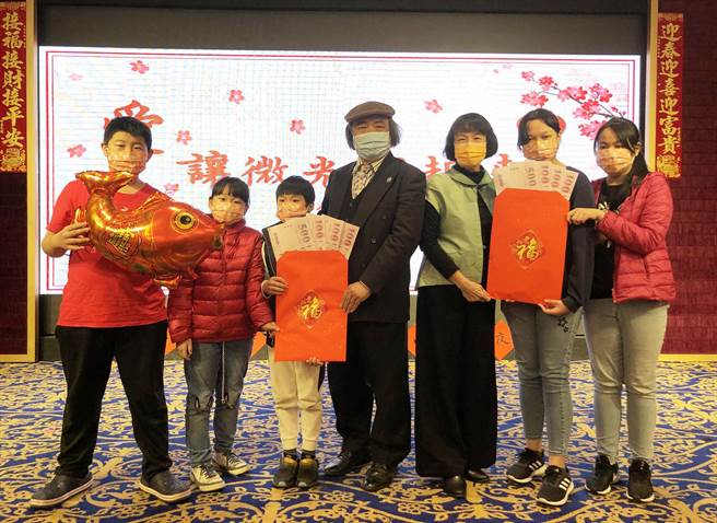赖建川（中）19日在台中宝丽金市政店席开35桌，请偏远弱势家庭孩子围炉，并发给每人800元红包及福袋，激励他们认真念书翻转未来。（陈世宗摄）