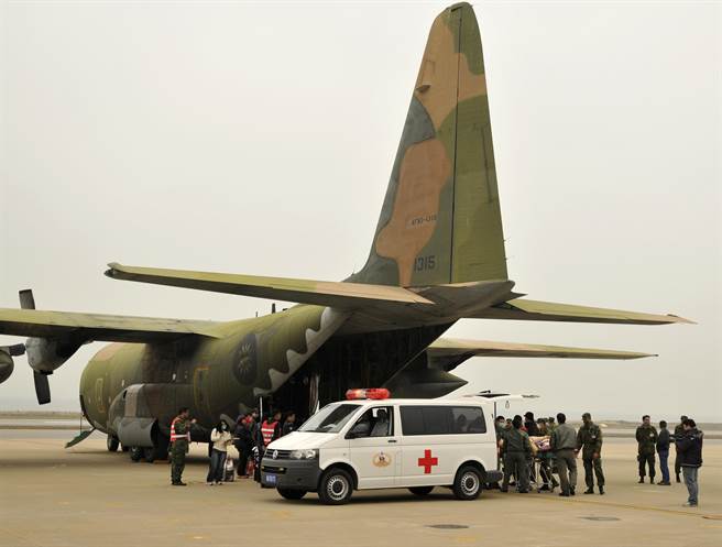 金門往落實醫療在地化的目標邁進，近4年搭乘軍機C130赴台就醫比率下降約3成，但後送仍是緊急重症的主要選擇之一。（李金生攝）