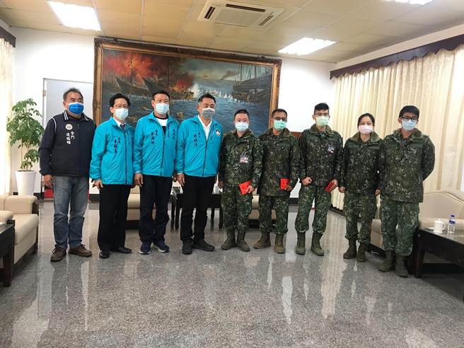楊鎮浯縣長慰勞金門軍機場機步營、醫療連、運輸連。（金門縣衛生局提供）