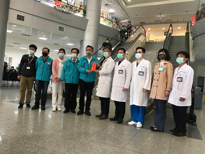 楊鎮浯縣長致贈金門醫院春節加菜金。（金門縣衛生局提供）