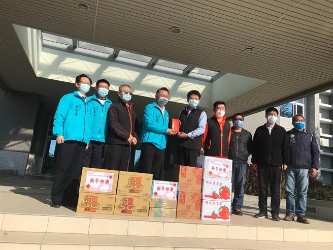 楊鎮浯縣長致贈海巡署艦隊分署第九海巡隊春節加菜金。（金門縣衛生局提供）