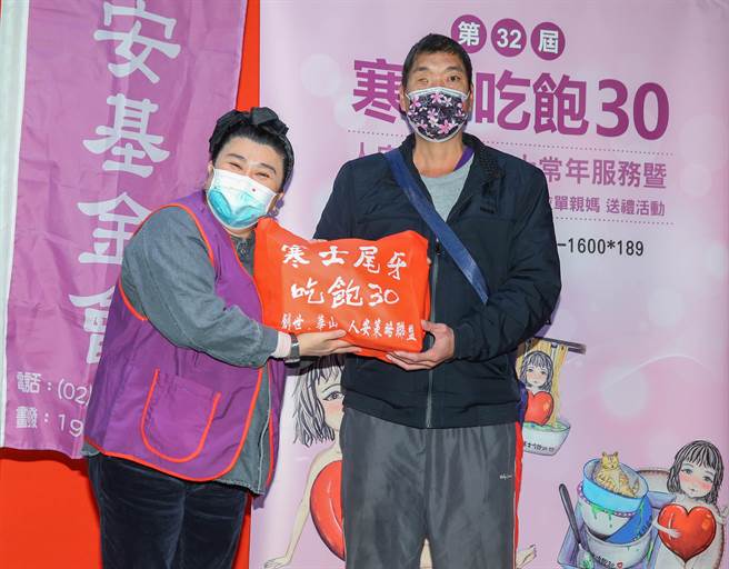 林美秀亲自为寒士献上年礼及应急红包交给寒士阿伟。（粘耿豪摄）