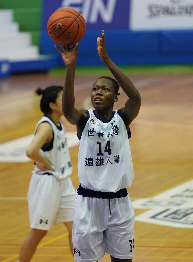 世新大学伊思尤玛守护球队禁区。（大专体总提供）