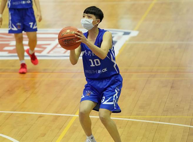 台湾体大杜亭萱达成UBA生涯100抄截里程碑。（大专体总提供）