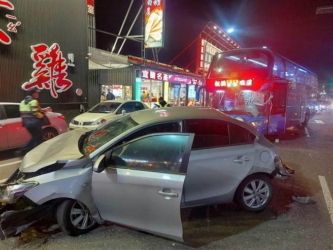 1名网友分享自己的玩具，影片中2辆玩具车在桌子上演追撞，没想到碰撞瞬间竟「组合变形」成1只马的模型。（示意图，非当事者照片）