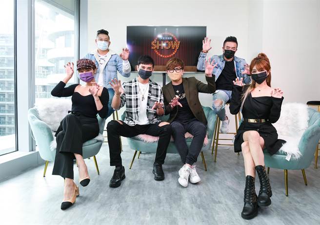 雪碧（前左起）、曾治豪、祝钒刚、莫棠予和百万网红二兄弟（后排）今出席直播秀记者会。（天蓬曜界提供）