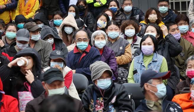 前总统马英九19日应邀前往景美十五份福兴宫，为庙方发放家庭济助金给需要的里民。（范扬光摄）