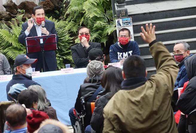 前总统马英九（左）19日应邀前往景美十五份福兴宫，为庙方发放家庭济助金，马英九还举办有奖徵答，民眾踊跃举手抢答。（范扬光摄）