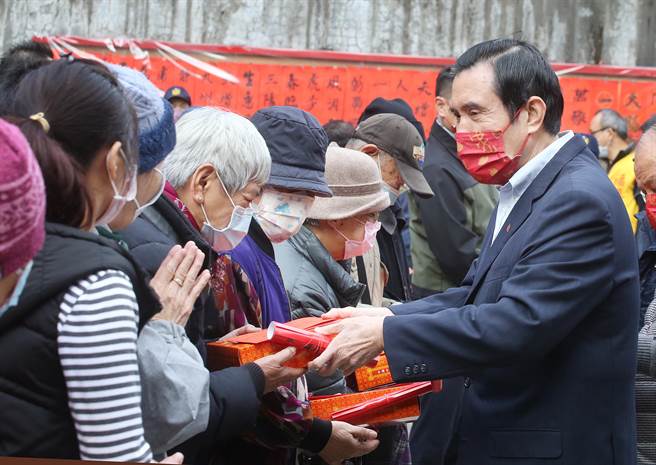 前总统马英九（右）19日应邀前往景美十五份福兴宫，为庙方发放家庭济助金给需要的里民。（范扬光摄）