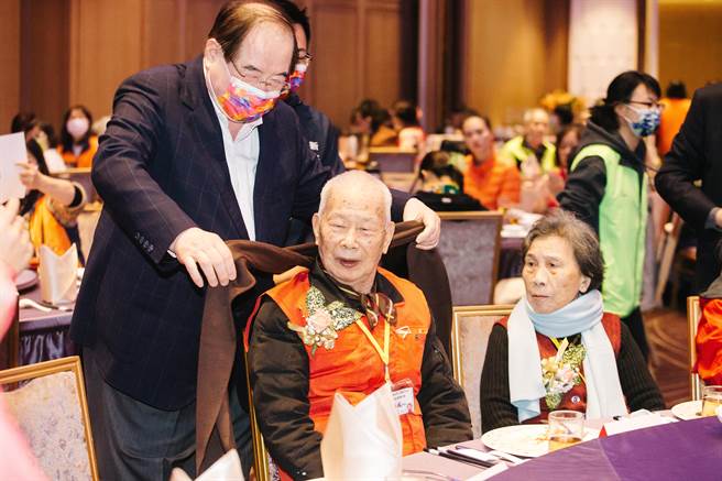 先啬宫董事长李乾龙在三重市长任内举办独居老人餐饮服务，卸任后仍持续关注独居长者照顾，为了鼓励独居长者多到户外走动、感受温馨的年节气氛并感受家庭温暖，特举办岁末关怀活动，目的是希望看见长者们欢欣的笑容。(郭吉铨摄)