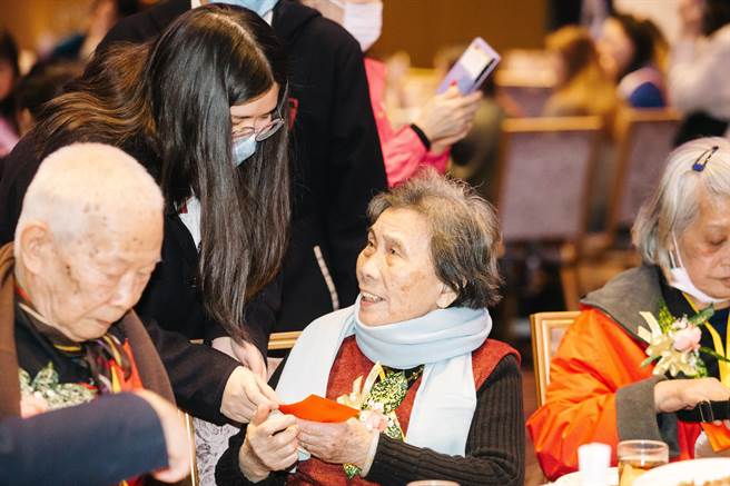 财团法人见贤思琪社会福利公益基金会与财团法人三重先啬宫延续对三重区独居长者的岁末送暖，今年将活动地点规划至五星级的台北万华凯达大饭店，为了鼓励独居长者多到户外走动、感受温馨的年节气氛并感受家庭温暖，更能看见长者们欢欣的笑容。(郭吉铨摄)