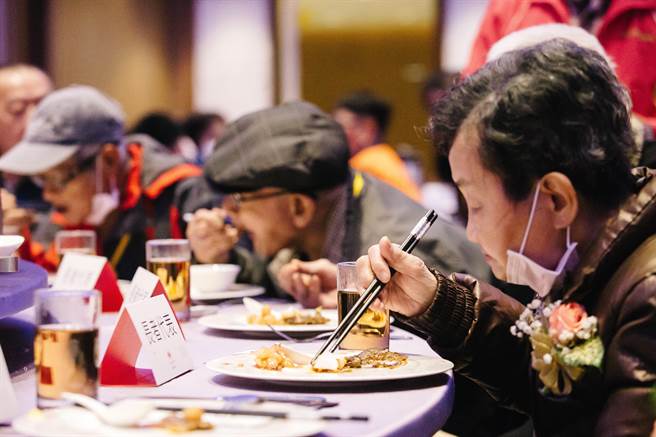 财团法人见贤思琪社会福利公益基金会与财团法人三重先啬宫延续对三重区独居长者的岁末送暖，今年将活动地点规划至五星级的台北万华凯达大饭店，为了鼓励独居长者多到户外走动、感受温馨的年节气氛并感受家庭温暖，更能看见长者们欢欣的笑容。(郭吉铨摄)
