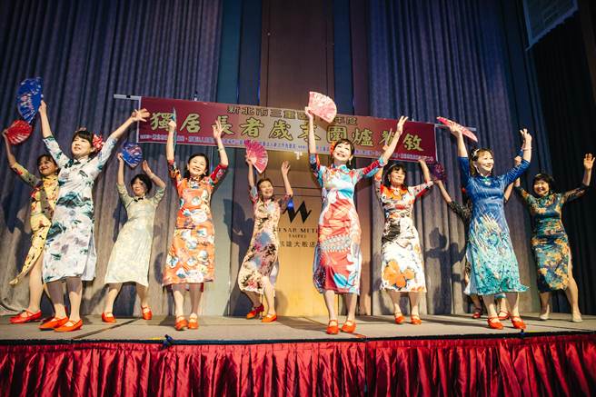 财团法人见贤思琪社会福利公益基金会与财团法人三重先啬宫延续对三重区独居长者的岁末送暖，今年将活动地点规划至五星级的台北万华凯达大饭店，并安排享誉国际并得奖无数的欧阳慧珍舞蹈团与台大追梦舞蹈团无酬义演。(郭吉铨摄)