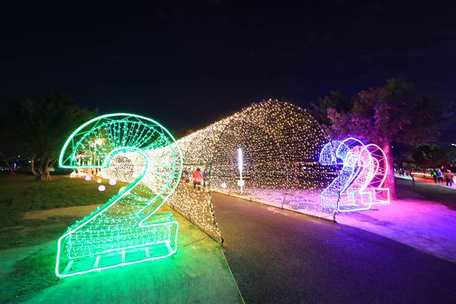 台中市政府重视大台中「山、海、屯、都」资源均衡分配，推动「争妍SHOW艳」计画，包含中央公园时空光廊等共13处公园与交通节点，璀璨登场。（陈世宗摄）