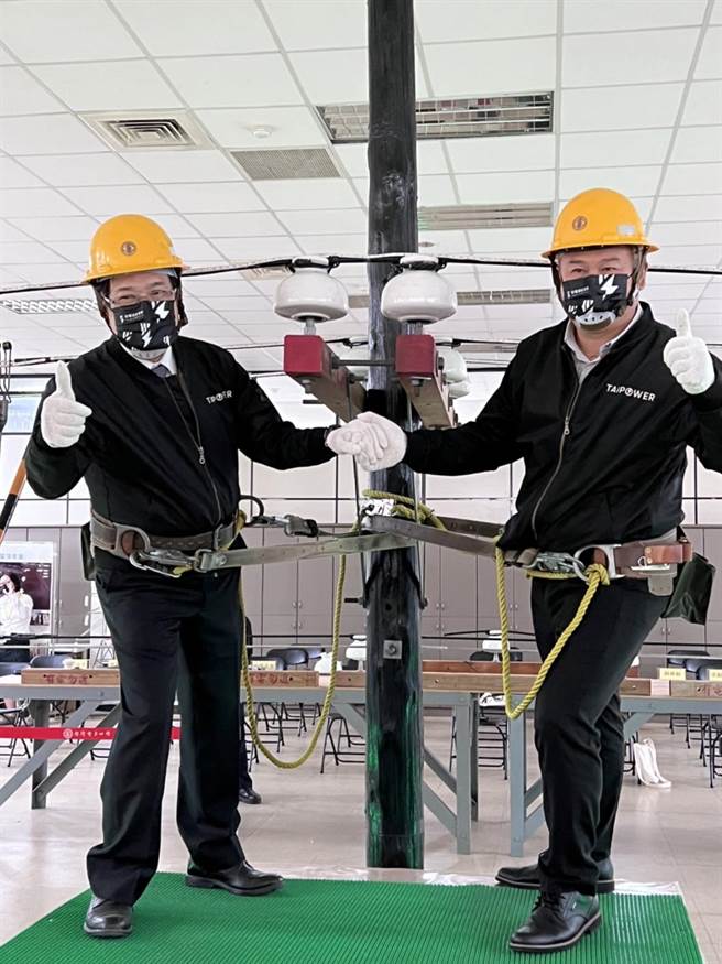 台电今日于高雄举办第54届技能竞赛，董事长杨伟甫(左)全副武装，亲自上场体验绑绝缘碍子工作。(图：台电提供)