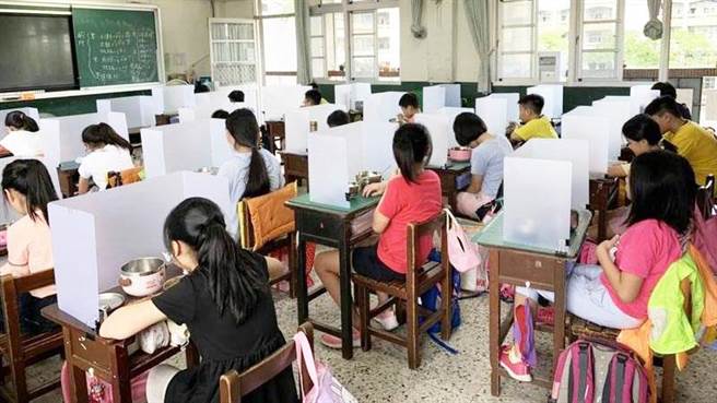 教育局強調，寒假期間若須留校用餐，必須使用隔板，並每日確實清潔消毒環境，維護校園安全。（台中市政府提供）