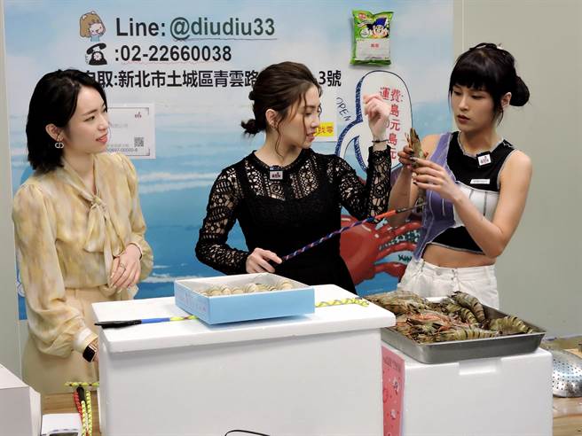 许蓝方卖虎虾卖到自己都当场下单。（东森提供）