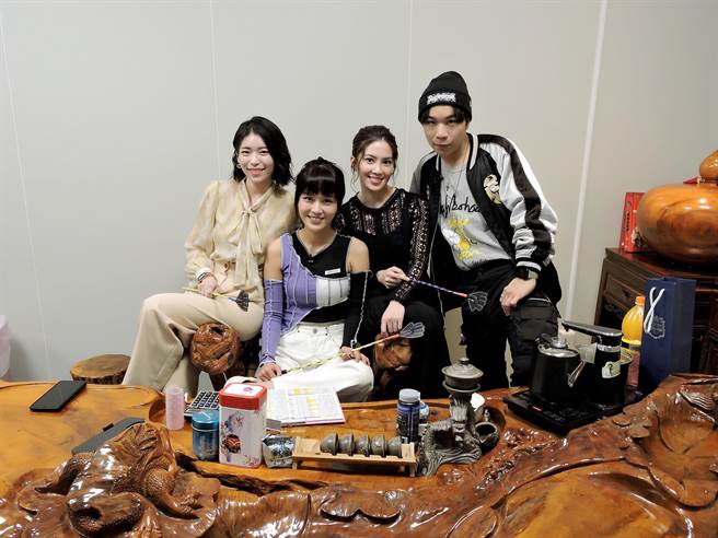 全新网路节目《小姐不藏私》到丢丢妹直播宣传，嘟嘟（左起）、丢丢妹、许蓝方、派翠克。（东森提供）