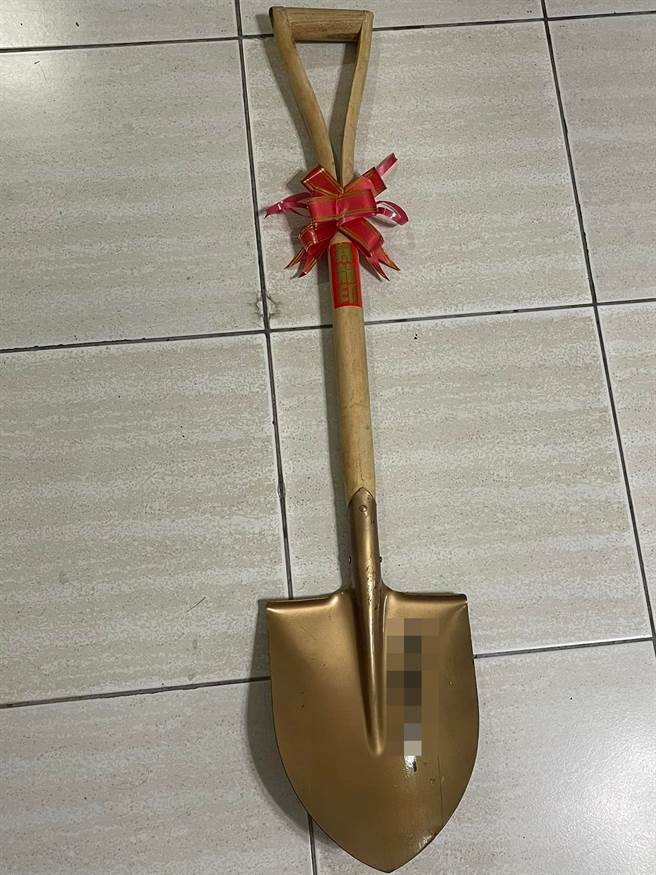 人夫發現妻子在主臥房的床下放了1支巨大「金鏟子」，還說妻子最近準備一堆海鮮給他吃，有網友提供真相「鏟子」有「產子」意思。（翻攝自臉書「爆廢公社二館」）