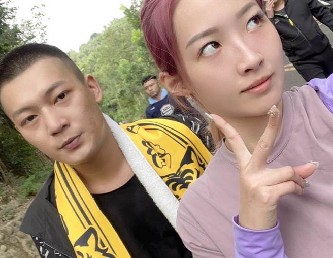 凤梨(左)现与女友欧菈(右)正幸福，今又为了「认识的姊姊」卷入风波。（图／凤梨 吴泓逸脸书）