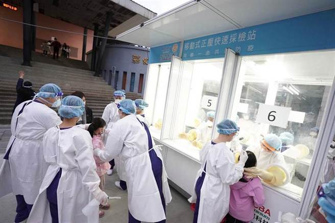 新竹市18日新增1家4口確診個案，三民國小連夜採檢全校師生，採檢結果出爐。（新竹市政府提供／陳育賢新竹傳真）
