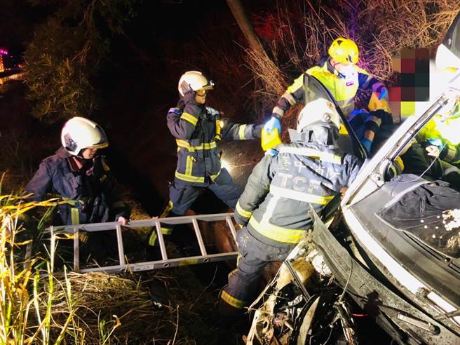 国道小客车翻落边坡意外，台中市消防局获报后紧急抢救。(台中市消防局提供)