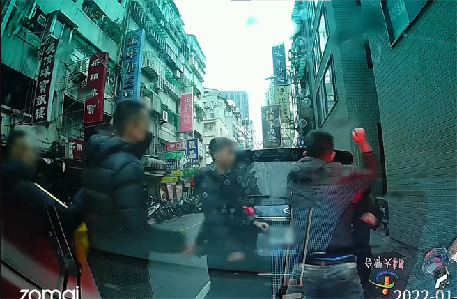 北市一名防疫计程车司机18日遇到强行要上车的普通民眾，还遭到对方围殴。（翻摄脸书社团《爆料公社二社》）