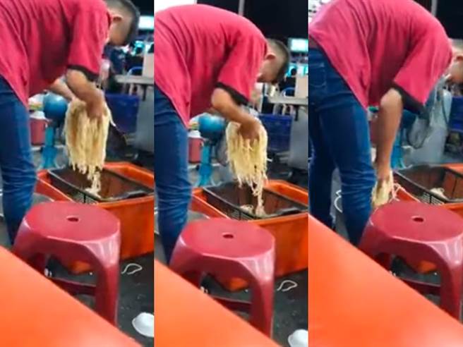 1名网友日前准备吃夜市牛排时，撞见摊位旁的员工正在分装麵条，对方竟是徒手一把捞起整坨麵条装进铁锅里，完全没戴手套，让他看到后完全不敢吃了。（翻摄自脸书「爆料公社」）