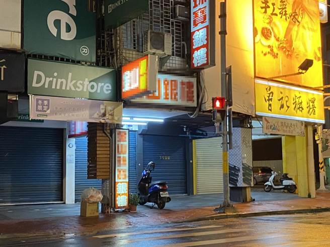 花莲市中山路上的银楼街今晚传出有银楼遭抢，1名男子骑电动自行车到银楼内佯称要购买金饰，趁店家不注意摸走逾2万元以上的金戒子。（罗亦晽摄）